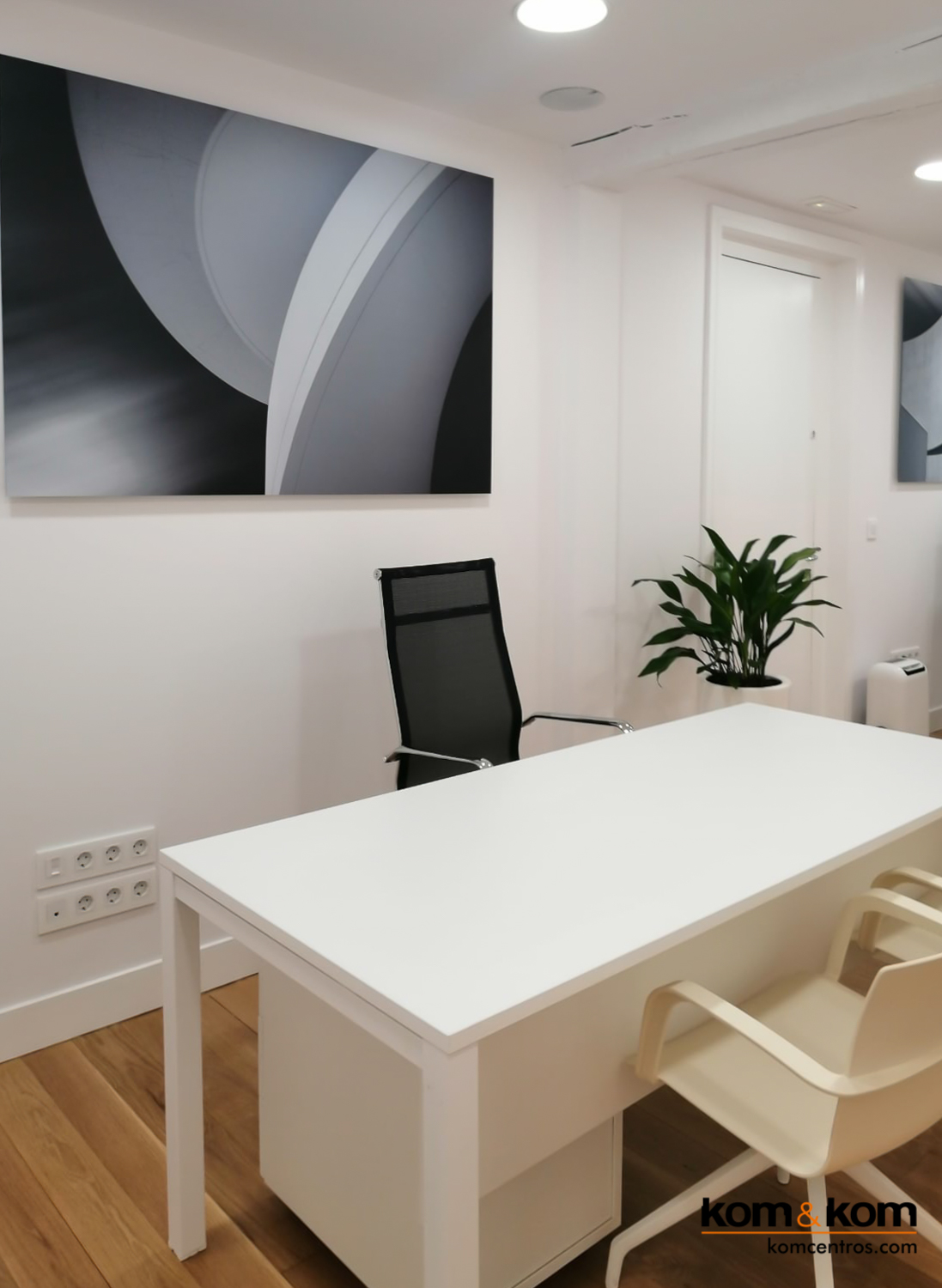 Amueblamiento y decoración de oficina minimalista en blanco y negro